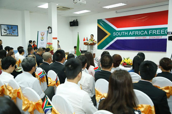 Lãnh sự Nam Phi tại TP.HCM Đỗ Thị Kim Liên trao tặng Quân chủng Hải quân 5 căn nhà tình nghĩa