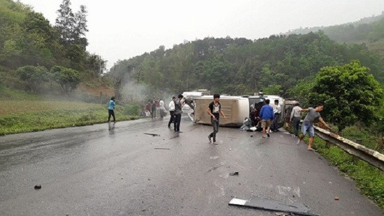 Lạng Sơn: Hai ô tô đối đầu kinh hoàng, 6 người bị thương