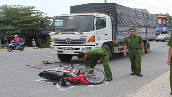 Xe tải tông xe máy, tóc và da đầu nạn nhân bị cuốn dưới bánh xe 