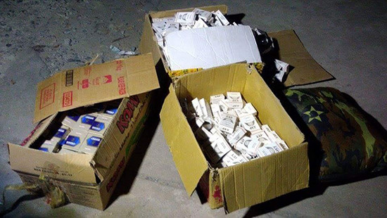 Bắt gần 700 gói thuốc lá ngoại nhập lậu trên hai xe tải