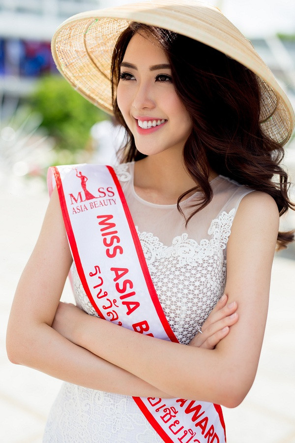 Hoa hậu Tường Linh được diễn viên Thái Lan mời tham quan địa điểm nổi tiếng
