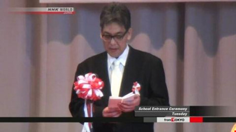 Nghi phạm từng phát biểu trong buổi lễ của ngôi trường bé Linh theo học với tư cách Hội trưởng hội phụ huynh. Ảnh: NHK
