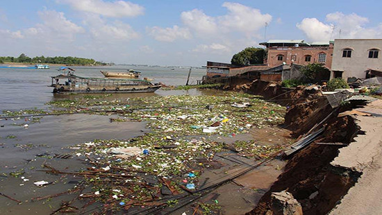 An Giang: Sạt lở ở sông Hậu, hàng loạt nhà dân bị nhấm chìm