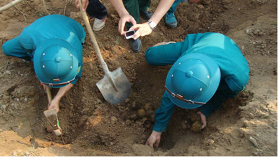 Bình Định: Phát hiện 50 quả bom bi khi đào móng xây trụ sở