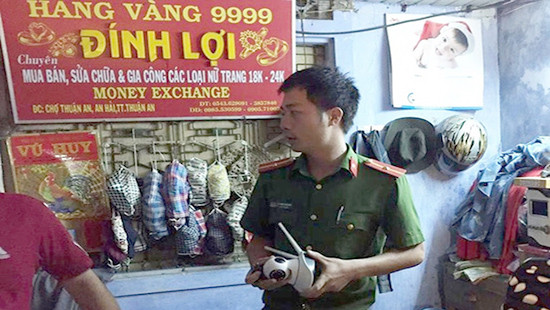 Nghi án nam thanh niên lạ mặt cướp 2 vòng vàng tại Huế