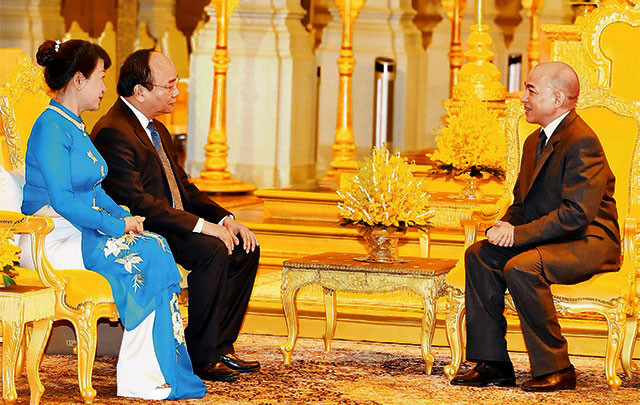 Thủ tướng thăm đại diện cộng đồng người Việt; yết kiến Quốc vương Campuchia