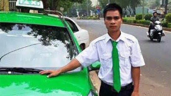 Khen thưởng tài xế taxi trả lại hơn 100 triệu đồng cho khách để quên