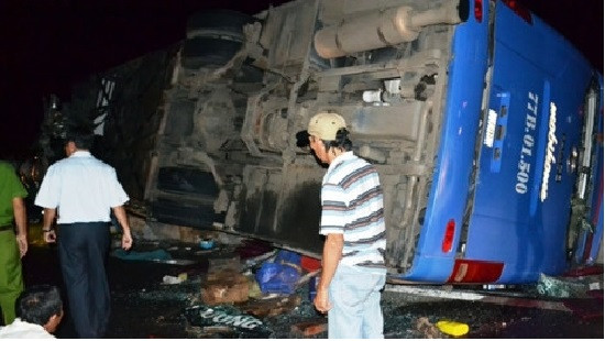 Phú Yên: Dân phá kính cứu người mắc kẹt trên xe khách giữa đêm tối