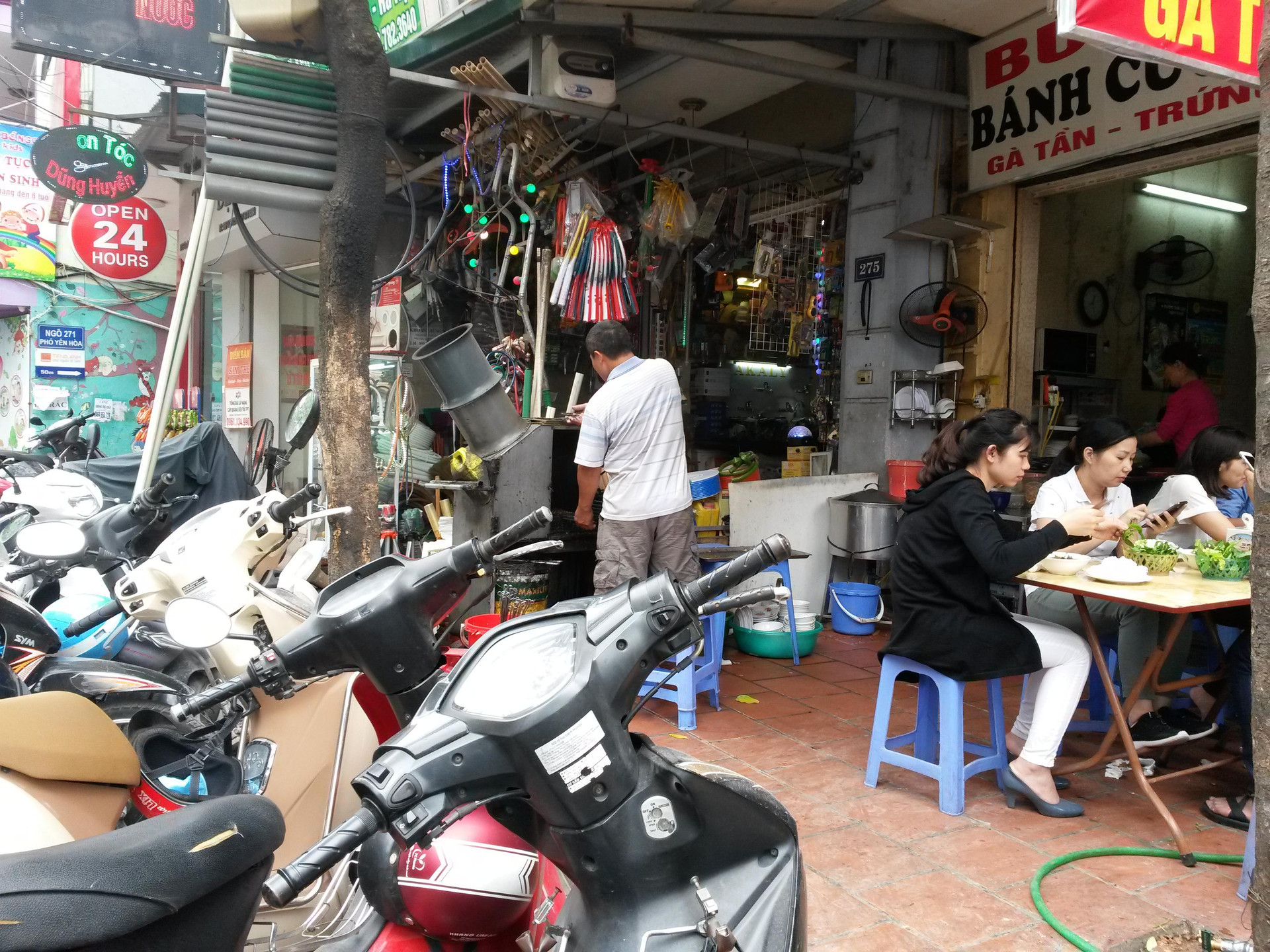 Khu phố vỉa hè bị “nuốt” trọn tại phường Yên Hòa