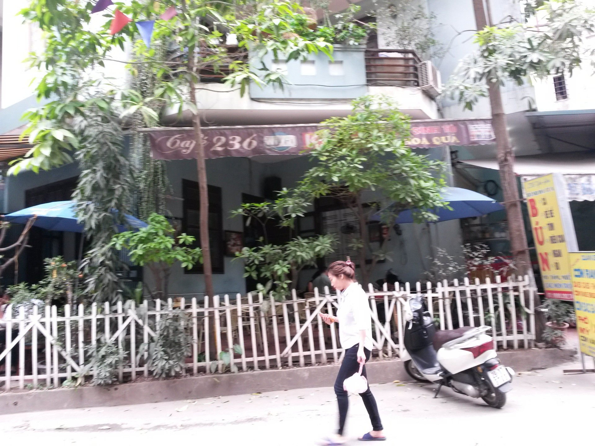 Khu phố vỉa hè bị “nuốt” trọn tại phường Yên Hòa