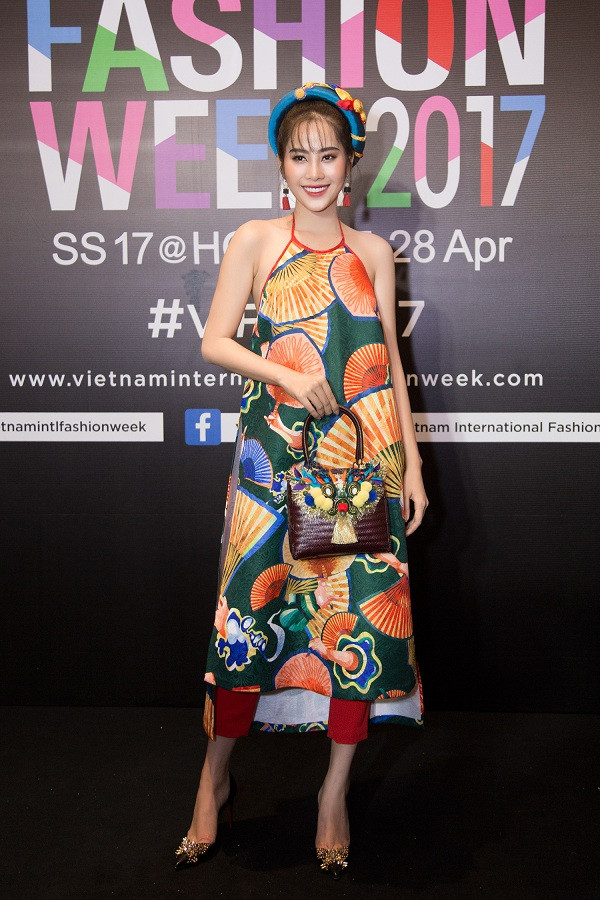 Vừa đăng quang, Hoa hậu Tường Linh gây sốt với trang sức hơn 1 tỷ đồng