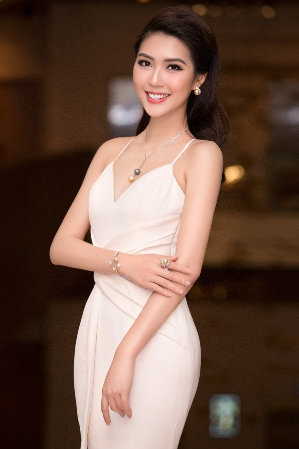 Vừa đăng quang, Hoa hậu Tường Linh gây sốt với trang sức hơn 1 tỷ đồng