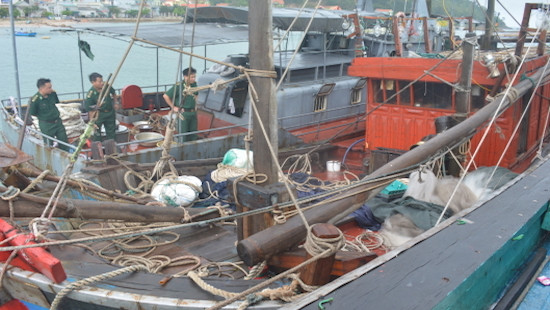 Nghệ An: Cứu nạn tàu cá cùng 7 ngư dân vào bờ an toàn