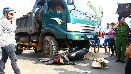 Đắk Lắk: Xe tải tông xe máy, người đàn ông bị cán tử vong