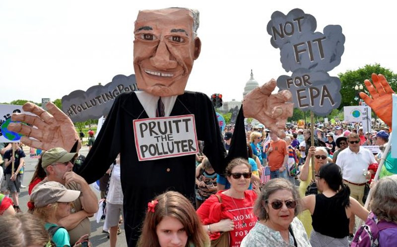 Biển người biểu tình phản đối chính sách môi trường của ông Trump