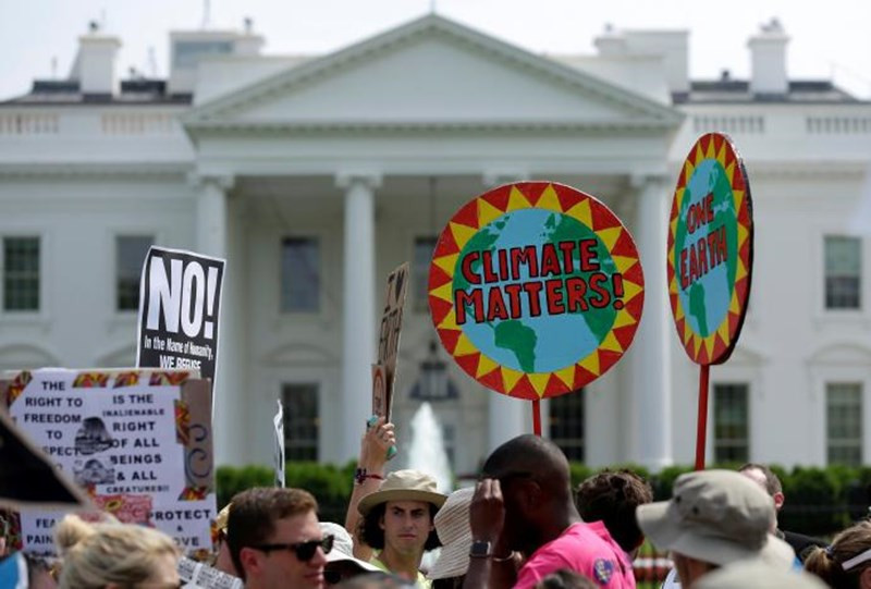 Biển người biểu tình phản đối chính sách môi trường của ông Trump