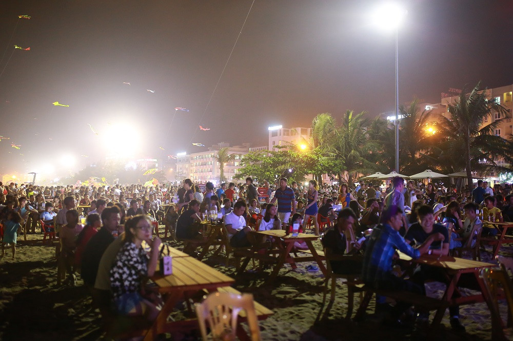 Khán giả Sầm Sơn cuồng nhiệt trong đêm nhạc EDM bãi biển