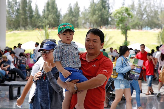 Khách du lịch chen nhau mua vé vào FLC Zoo Safari dịp 30/4