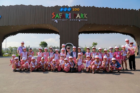 Khách du lịch chen nhau mua vé vào FLC Zoo Safari dịp 30/4