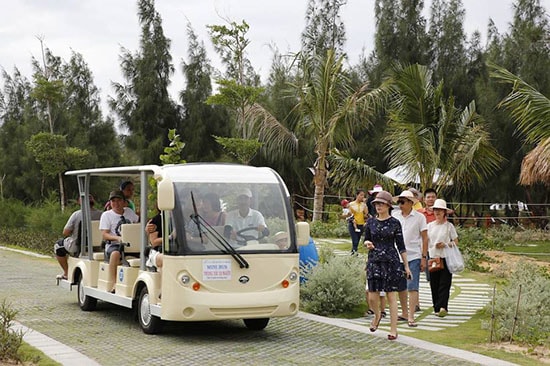 Khách du lịch chen nhau mua vé vào FLC Zoo Safari dịp 30/4