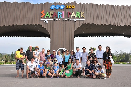 Khách du lịch chen nhau mua vé vào FLC Zoo Safari dịp 30/4