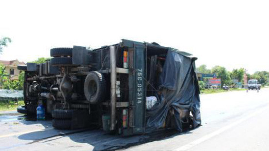 Quảng Bình: Lật xe tải làm tắc nghẽn quốc lộ 1A 