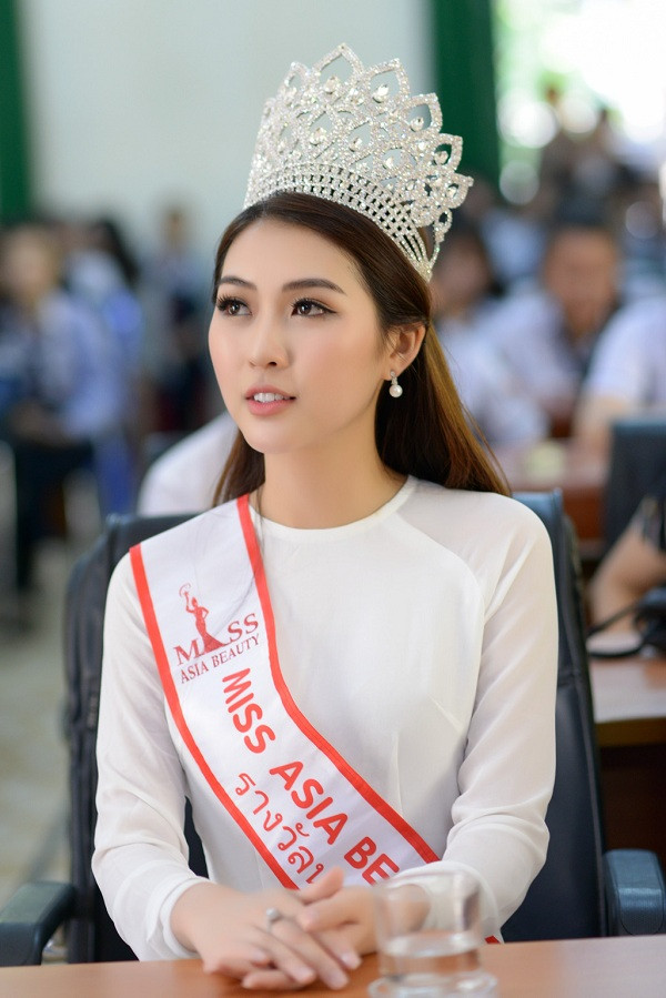 Hoa hậu Tường Linh vinh dự nhận bằng khen của UBND Tỉnh Phú Yên