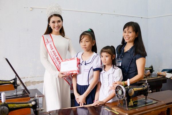 Hoa hậu Tường Linh vinh dự nhận bằng khen của UBND Tỉnh Phú Yên