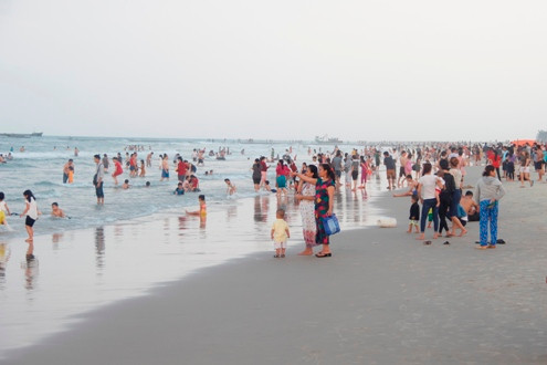 Quảng Trị: Du khách nô nức về biển thưởng thức hải sản và tắm biển
