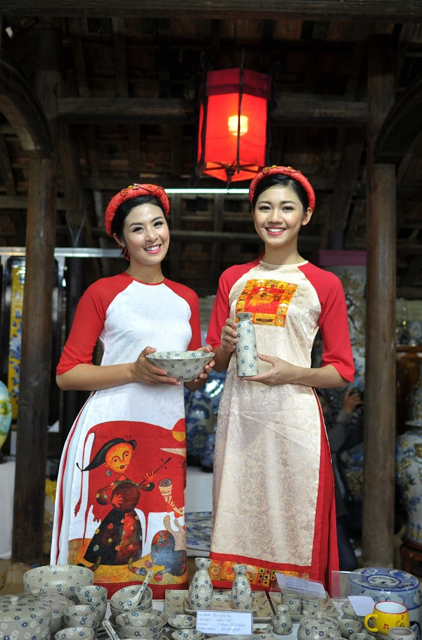 Hoa hậu Ngọc Hân diện áo dài, diễu hành trên đường phố Huế
