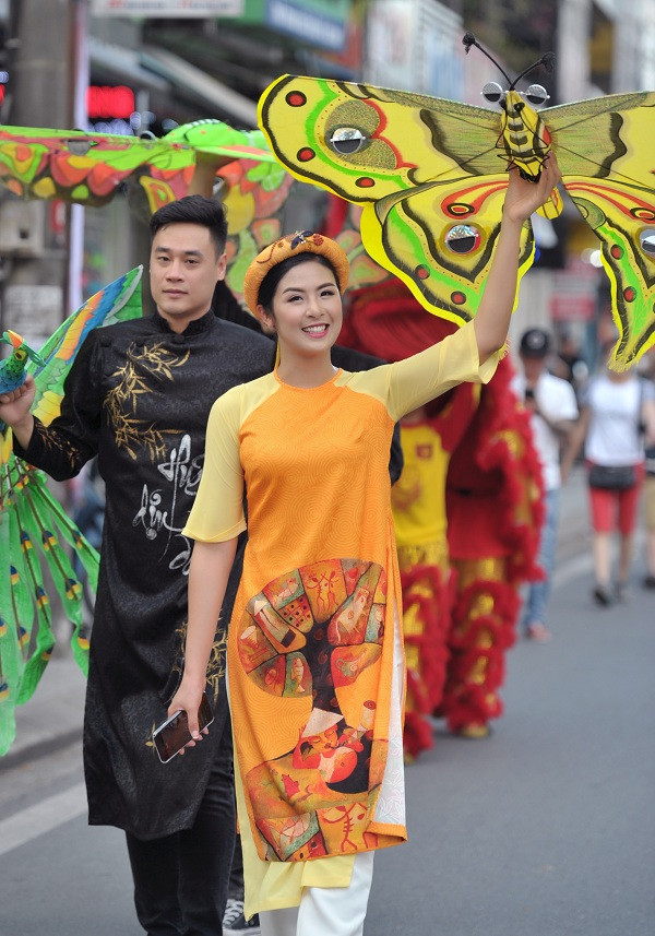 Hoa hậu Ngọc Hân diện áo dài, diễu hành trên đường phố Huế