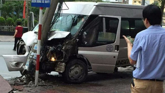 Quảng Ninh: Xe khách mất lái đâm gãy cột điện 