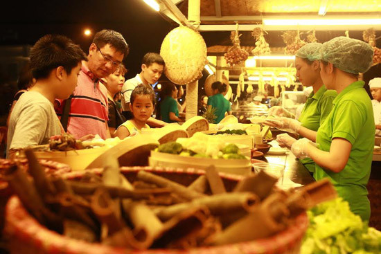 Chợ quê phố biển đón hàng ngàn lượt khách trong hai ngày khai trương 
