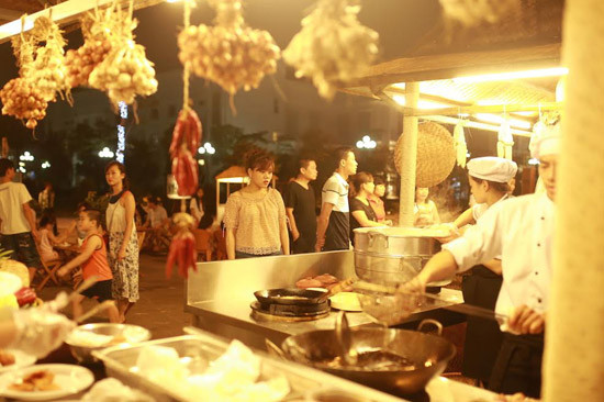 Chợ quê phố biển đón hàng ngàn lượt khách trong hai ngày khai trương 