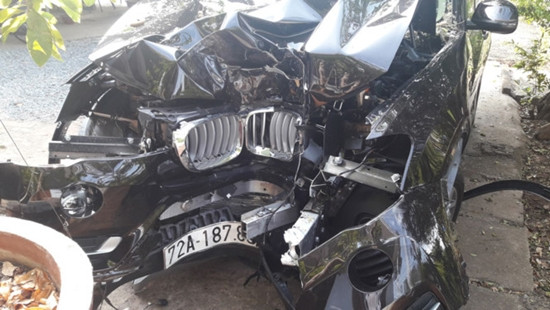 Xe BMW tông vào gốc cây, Chủ tịch UBND huyện Côn Đảo tử vong