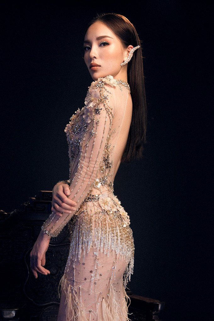 Hoa hậu Kỳ Duyên diện váy táo bạo bằng chất liệu trong suốt