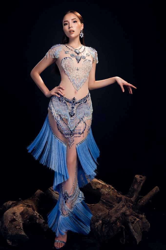 Hoa hậu Kỳ Duyên diện váy táo bạo bằng chất liệu trong suốt