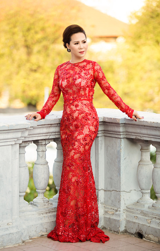 Nữ hoàng Kim Chi diện đầm đỏ đầy sang trọng và nổi bật