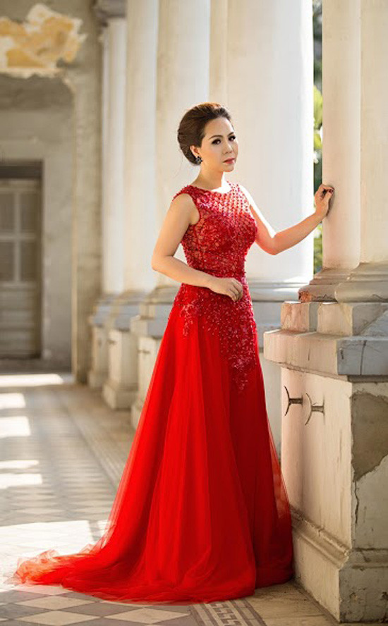 Nữ hoàng Kim Chi diện đầm đỏ đầy sang trọng và nổi bật