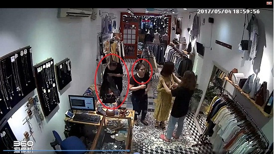 Hà Nội: Người phụ nữ trộm tiền trong shop quần áo bị camera ghi lại