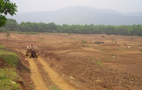 Rầm rộ hoạt động khai thác bentonite trái phép ở Thanh Hóa