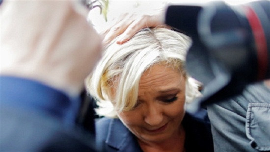 Bầu cử Tổng thống Pháp: Ứng viên Marine Le Pen bất ngờ bị người biểu tình ném trứng