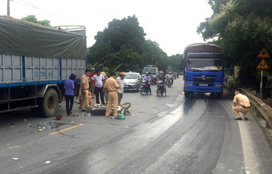 Tai nạn nghiêm trọng giữa xe máy và ô tô, hai người chết tại chỗ