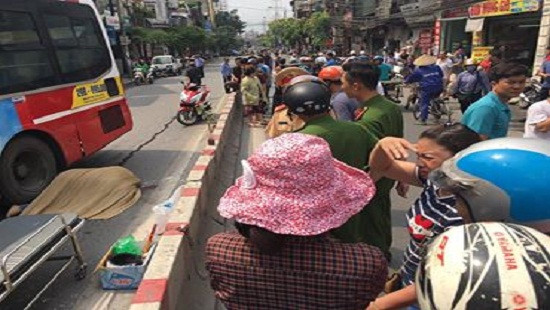 Hà Nội: Nam thanh niên bị xe buýt cán tử vong