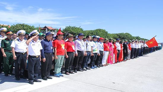 TAND hai cấp tỉnh Đắk Lắk thăm, tặng quà quân và dân huyện đảo Trường Sa, nhà giàn DK1