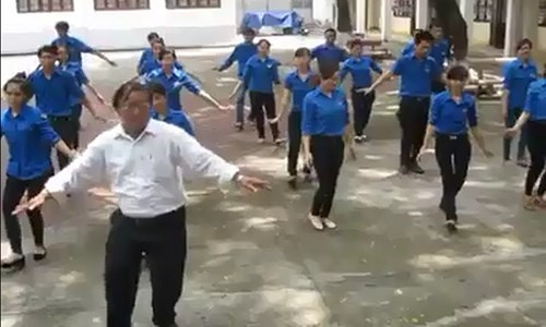 Thầy giáo U60 dạy nhảy 