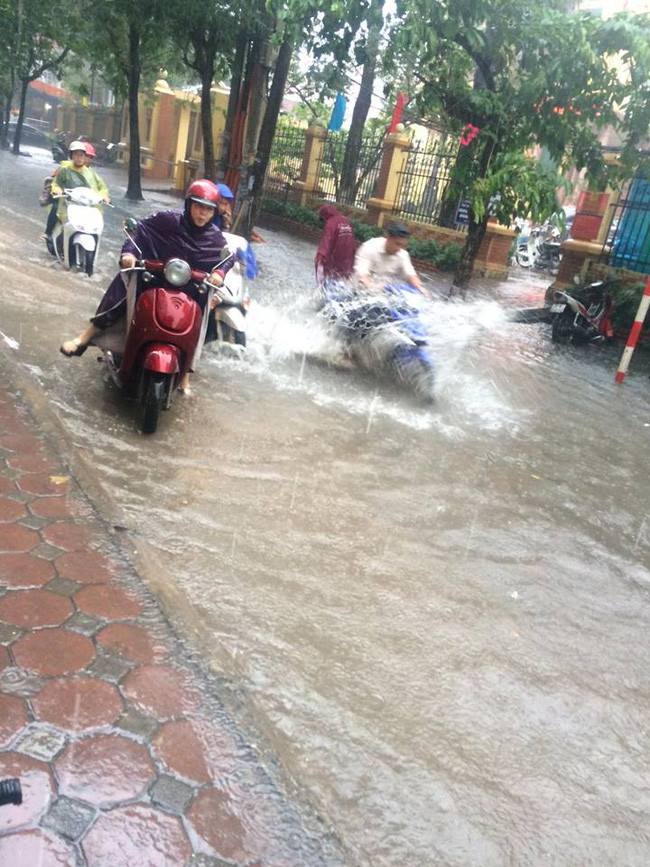Hà Nội: Mưa lớn đầu mùa, nhiều tuyến đường ngập nặng