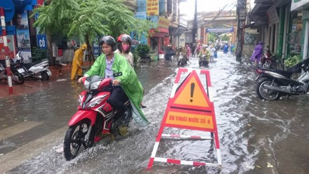Hà Nội: Mưa lớn đầu mùa, nhiều tuyến đường ngập nặng