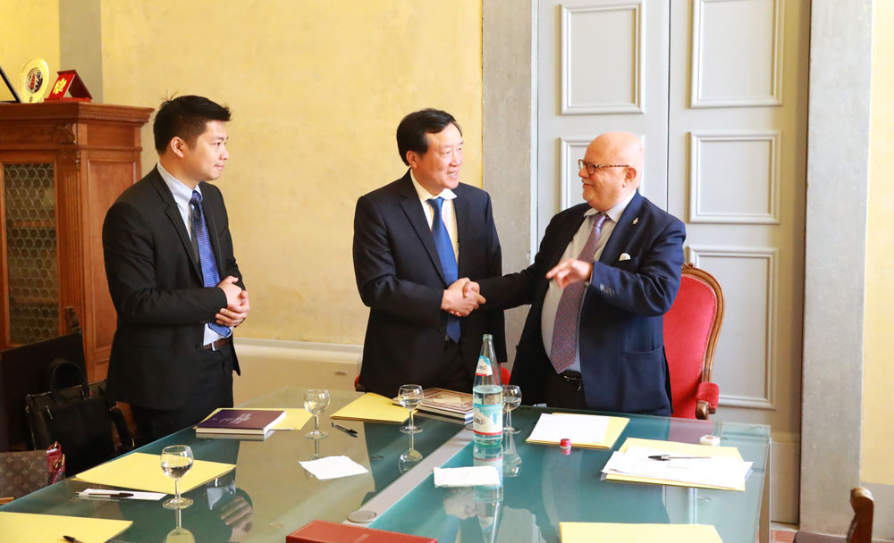 Chánh án TANDTC Nguyễn Hòa Bình thăm, làm việc tại Italy 