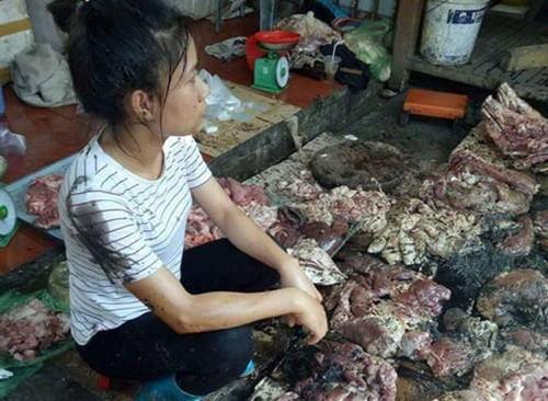 Bắt khẩn cấp hai phụ nữ đổ dầu luyn vào thịt lợn ở Hải Phòng